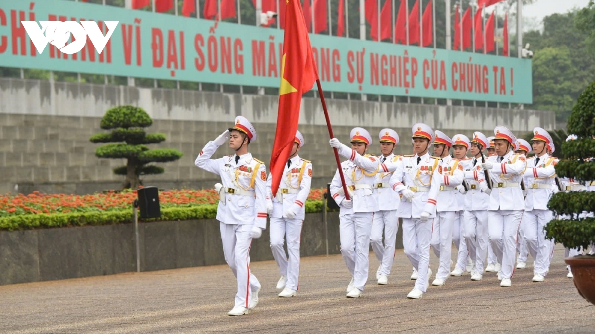 Special flag raising ceremony at Ba Dinh Square marking 50 years of national reunification